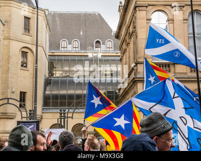 Edinburgh, Schottland, Großbritannien, 28. März 2018. Die Demonstranten und Unterstützer von Professor Clara Ponsati winken Katalanischen flags ausserhalb von Edinburgh Sheriff Court, Chambers Street, wie Clara Ponsati, ehemalige katalanische Bildungsminister, in einer ersten Auslieferung Anhörung vor Gericht erscheint. Demonstranten enthalten die schottische Unabhängigkeit Unterstützer Stockfoto