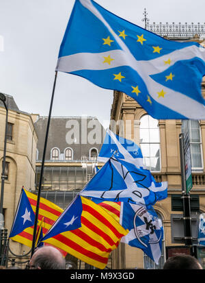 Edinburgh, Schottland, Großbritannien, 28. März 2018. Die Demonstranten und Unterstützer von Professor Clara Ponsati winken Katalanischen flags ausserhalb von Edinburgh Sheriff Court, Chambers Street, wie Clara Ponsati, ehemalige katalanische Bildungsminister, in einer ersten Auslieferung Anhörung vor Gericht erscheint. Demonstranten enthalten die schottische Unabhängigkeit Unterstützer Stockfoto