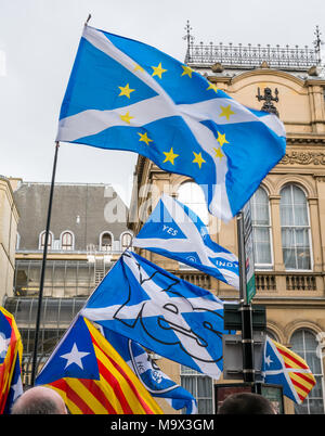 Edinburgh, Schottland, Großbritannien, 28. März 2018. Die Demonstranten und Unterstützer von Professor Clara Ponsati winken Katalanischen flags ausserhalb von Edinburgh Sheriff Court, Chambers Street, wie Clara Ponsati, ehemalige katalanische Bildungsminister, in einer ersten Auslieferung Anhörung vor Gericht erscheint. Demonstranten enthalten die schottische Unabhängigkeit Unterstützer Stockfoto