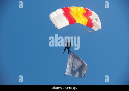 Malaga, Spanien. 28. März, 2018. Ein Fallschirmspringer aus der spanischen Armee führt an der Luft mit einer Flagge von Christus, wie er sich an einer Ausstellung an der Playa de la Caleta Strand in Malaga. Die Heilige Woche in Andalusien ist eine der wichtigsten und berühmtesten religiöses Fest in Spanien. Jedes Jahr werden Tausende von Gläubigen feiern die Heilige Woche in der Osterzeit mit der Kreuzigung und der Auferstehung Jesu Christi: Jesus Merida/SOPA Images/ZUMA Draht/Alamy leben Nachrichten Stockfoto