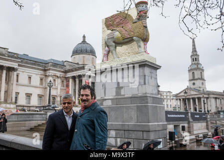 (180328) - LONDON, 28. März 2018 (Xinhua) - Michael Rakowitz (R) wirft mit Sadiq Khan, Bürgermeister von London, nach seiner neuen Arbeit "Die unsichtbaren Feind sollte nicht vorhanden' ist auf den vierten Sockel im Londoner Trafalgar Square, Großbritannien enthüllt wurde, am 28. März 2018. Die Skulptur aus 10.500 leeren Irakischen Datum Sirup Dosen, ist eine Nachbildung der Lamassu, eine geflügelte Stier und schützende Gottheit, die am Eingang des Nergal Tor von Ninive ab 700 v. Chr. stand, bis er von ISIS im Jahr 2015 zerstört wurde. Es ist der 12. die Arbeit an der vierten Sockel zu erscheinen seit der Inbetriebnahme im Jahre 1998 begann, und wird o Stockfoto