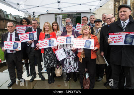 London, Großbritannien. 28. März, 2018. Labour-abgeordnete melden Sie einen Protest der Gewerkschaft Unite vor einem Passport Photo Booth gegenüber dem Parlament organisiert, um zu verlangen, dass britische Pässe im Vereinigten Königreich folgende Brexit werden. Letzte Woche wurde bekannt, dass Gemalto, ein französisch-niederländischen Unternehmen, anstatt De La Rue, ein britisches Unternehmen verantwortlich für die Sicherheit der Druck von Reisepässen, die neuen Post-Brexit britische Pässe drucken würde. Credit: Mark Kerrison/Alamy leben Nachrichten Stockfoto