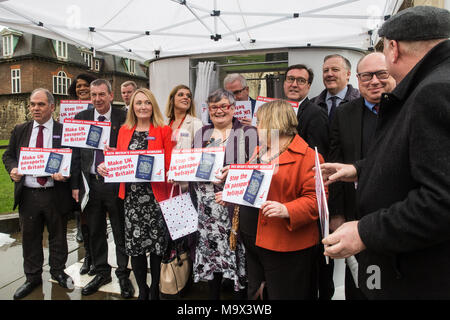 London, Großbritannien. 28. März, 2018. Labour-abgeordnete melden Sie einen Protest der Gewerkschaft Unite vor einem Passport Photo Booth gegenüber dem Parlament organisiert, um zu verlangen, dass britische Pässe im Vereinigten Königreich folgende Brexit werden. Letzte Woche wurde bekannt, dass Gemalto, ein französisch-niederländischen Unternehmen, anstatt De La Rue, ein britisches Unternehmen verantwortlich für die Sicherheit der Druck von Reisepässen, die neuen Post-Brexit britische Pässe drucken würde. Credit: Mark Kerrison/Alamy leben Nachrichten Stockfoto