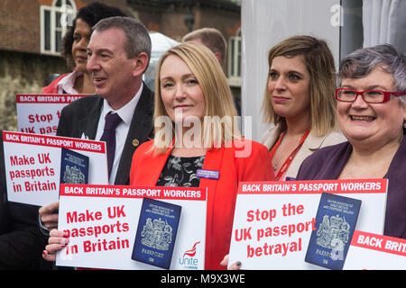 London, Großbritannien. 28. März, 2018. Labour-abgeordnete melden Sie einen Protest der Gewerkschaft Unite vor einem Passport Photo Booth gegenüber dem Parlament organisiert, um zu verlangen, dass britische Pässe im Vereinigten Königreich folgende Brexit werden. Letzte Woche wurde bekannt, dass Gemalto, ein französisch-niederländischen Unternehmen, anstatt De La Rue, ein britisches Unternehmen verantwortlich für die Sicherheit der Druck von Reisepässen, die neuen Post-Brexit britische Pässe drucken würde. Credit: Mark Kerrison/Alamy leben Nachrichten Stockfoto