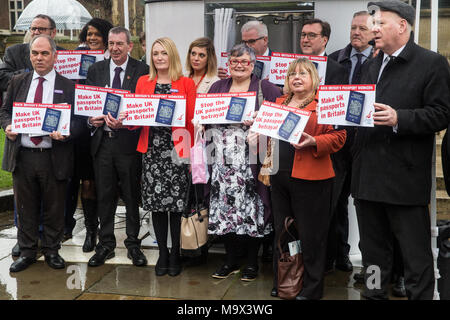 London, Großbritannien. 28. März, 2018. Labour-abgeordnete melden Sie einen Protest der Gewerkschaft Unite vor einem Passport Photo Booth gegenüber dem Parlament organisiert, um zu verlangen, dass britische Pässe im Vereinigten Königreich folgende Brexit werden. Letzte Woche wurde bekannt, dass Gemalto, ein französisch-niederländischen Unternehmen, anstatt De La Rue, ein britisches Unternehmen verantwortlich für die Sicherheit der Druck von Reisepässen, die neuen Post-Brexit britische Pässe drucken würde. Credit: Mark Kerrison/Alamy leben Nachrichten Stockfoto