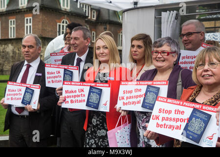 London, Großbritannien. 28. März, 2018. Labour-abgeordnete melden Sie einen Protest der Gewerkschaft Unite vor einem Passport Photo Booth gegenüber dem Parlament organisiert, um zu verlangen, dass britische Pässe im Vereinigten Königreich folgende Brexit werden. Letzte Woche wurde bekannt, dass Gemalto, ein französisch-niederländischen Unternehmen, anstatt De La Rue, ein britisches Unternehmen verantwortlich für die Sicherheit der Druck von Reisepässen, die neuen Post-Brexit britische Pässe drucken würde. Credit: Mark Kerrison/Alamy leben Nachrichten Stockfoto