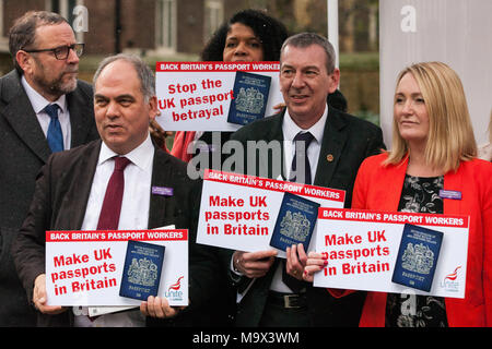 London, Großbritannien. 28. März, 2018. Labour-abgeordnete melden Sie einen Protest der Gewerkschaft Unite vor einem Passport Photo Booth gegenüber dem Parlament organisiert, um zu verlangen, dass britische Pässe im Vereinigten Königreich folgende Brexit werden. Letzte Woche wurde bekannt, dass Gemalto, ein französisch-niederländischen Unternehmen, anstatt De La Rue, ein britisches Unternehmen verantwortlich für die Sicherheit der Druck von Reisepässen, die neuen Post-Brexit britische Pässe drucken würde. Credit: Mark Kerrison/Alamy leben Nachrichten Stockfoto