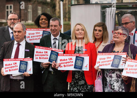 London, Großbritannien. 28. März, 2018. Labour-abgeordnete melden Sie einen Protest der Gewerkschaft Unite vor einem Passport Photo Booth gegenüber dem Parlament organisiert, um zu verlangen, dass britische Pässe im Vereinigten Königreich folgende Brexit werden. Letzte Woche wurde bekannt, dass Gemalto, ein französisch-niederländischen Unternehmen, anstatt De La Rue, ein britisches Unternehmen verantwortlich für die Sicherheit der Druck von Reisepässen, die neuen Post-Brexit britische Pässe drucken würde. Credit: Mark Kerrison/Alamy leben Nachrichten Stockfoto