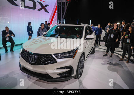 New York, New York, USA. 28. März, 2018. Acura RDX ist nach seiner Enthüllung auf der New York International Auto Show, 28. März 2018 im Jacob K. Javits Convention Center in New York City gesehen. Die Auto Show öffnet am 30. März und wird bis April 8. Credit: William Volcov/ZUMA Draht/Alamy leben Nachrichten Stockfoto