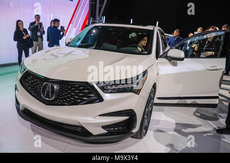 New York, New York, USA. 28. März, 2018. Acura RDX ist nach seiner Enthüllung auf der New York International Auto Show, 28. März 2018 im Jacob K. Javits Convention Center in New York City gesehen. Die Auto Show öffnet am 30. März und wird bis April 8. Credit: William Volcov/ZUMA Draht/Alamy leben Nachrichten Stockfoto