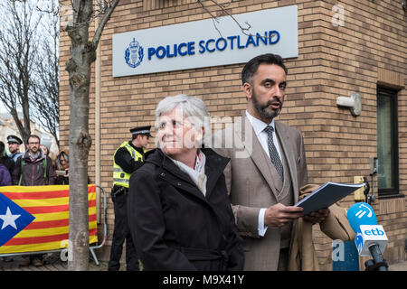 Edinburgh, Schottland, Großbritannien. 28. März 2018. Ehemalige Katalonien Bildungsminister und Unabhängigkeit unterstützer Clara Ponsati mit Rechtsanwalt Aamer Anwar, außerhalb St Leonards Polizeistation in Edinburgh vor der ausgestellten Europäischen Haftbefehls. Ponsati Gesichter Auslieferung an Spanien Stockfoto