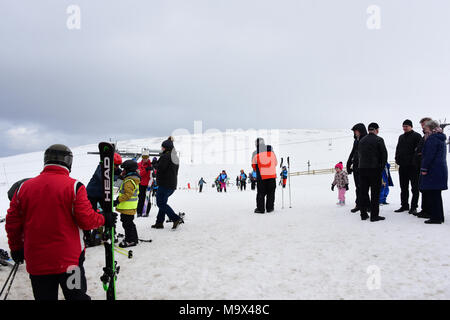 Aviemore, Schottland, Vereinigtes Königreich, 28, März, 2018. Snowsports Enthusiasten und Touristen genießen Sie die Pisten von Cairngorm Mountain Ski Center wie die Osterferien beginnen, © Ken Jack/Alamy leben Nachrichten Stockfoto