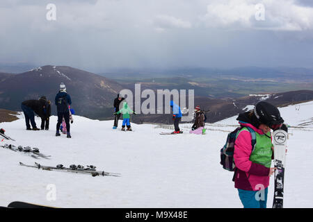 Aviemore, Schottland, Vereinigtes Königreich, 28, März, 2018. Snowsports Enthusiasten und Besucher genießen die Pisten von Cairngorm Mountain Ski Center wie die Osterferien beginnen, © Ken Jack/Alamy leben Nachrichten Stockfoto