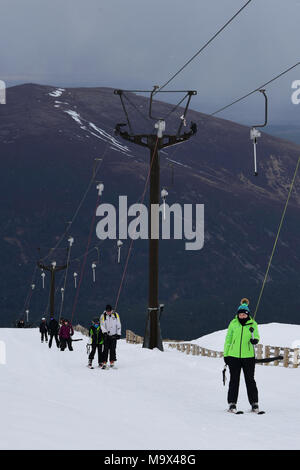 Aviemore, Schottland, Vereinigtes Königreich, 28, März, 2018. Snowsports Enthusiasten genießen Sie die Pisten von Cairngorm Mountain Ski Center wie die Osterferien beginnen, © Ken Jack/Alamy leben Nachrichten Stockfoto