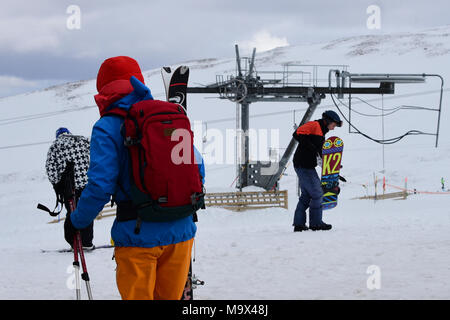 Aviemore, Schottland, Vereinigtes Königreich, 28, März, 2018. Snowsports Enthusiasten genießen Sie die Pisten von Cairngorm Mountain Ski Center wie die Osterferien beginnen, © Ken Jack/Alamy leben Nachrichten Stockfoto