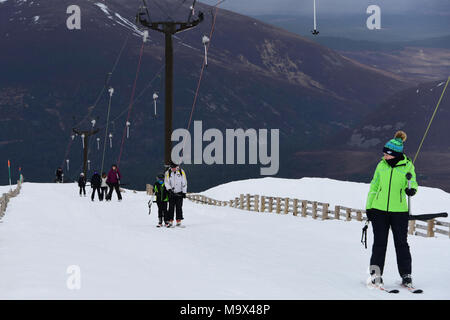 Aviemore, Schottland, Vereinigtes Königreich, 28, März, 2018. Snowsports Enthusiasten genießen Sie die Pisten von Cairngorm Mountain Ski Center wie die Osterferien beginnen, © Ken Jack/Alamy leben Nachrichten Stockfoto