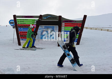Aviemore, Schottland, Vereinigtes Königreich, 28, März, 2018. Snowsports Enthusiasten ein Indikator und Pistenplan an Cairngorm Mountain Ski Center pass wie die Osterferien beginnen, © Ken Jack/Alamy leben Nachrichten Stockfoto