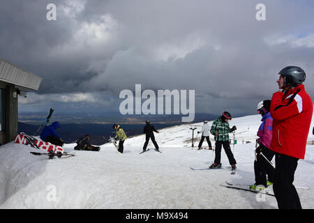 Aviemore, Schottland, Vereinigtes Königreich, 28, März, 2018. Snowsports Enthusiasten genießen Sie die Pisten von Cairngorm Mountain Ski Center, © Ken Jack/Alamy leben Nachrichten Stockfoto