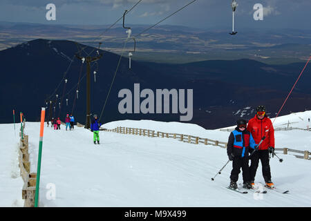 Aviemore, Schottland, Vereinigtes Königreich, 28, März, 2018. Snowsports Enthusiasten genießen Sie die Pisten von Cairngorm Mountain Ski Center, © Ken Jack/Alamy leben Nachrichten Stockfoto