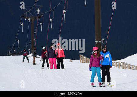 Aviemore, Schottland, Vereinigtes Königreich, 28, März, 2018. Snowsports Enthusiasten genießen Sie die Pisten von Cairngorm Mountain Ski Center, © Ken Jack/Alamy leben Nachrichten Stockfoto