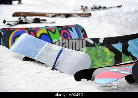 Aviemore, Schottland, Vereinigtes Königreich, 28, März, 2018. Bunte snowboards außerhalb der Ptarmigan Restaurant Cairngorm Mountain Ski Center wird in den Osterferien bekommen, © Ken Jack/Alamy leben Nachrichten Stockfoto