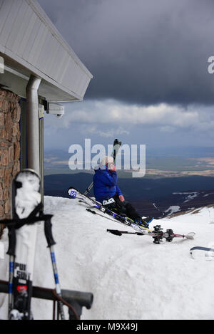 Aviemore, Schottland, Vereinigtes Königreich, 28, März, 2018. Ein Skifahrer eine Auszeit nimmt außerhalb der Ptarmigan Restaurant Cairngorm Mountain Ski Center wie die Osterferien beginnen, © Ken Jack/Alamy leben Nachrichten Stockfoto