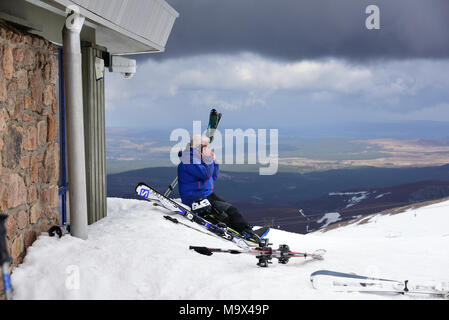 Aviemore, Schottland, Vereinigtes Königreich, 28, März, 2018. Ein Skifahrer eine Auszeit nimmt außerhalb der Ptarmigan Restaurant Cairngorm Mountain Ski Center wie die Osterferien beginnen, © Ken Jack/Alamy leben Nachrichten Stockfoto