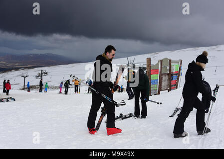 Aviemore, Schottland, Vereinigtes Königreich, 28, März, 2018. Snowsports Enthusiasten genießen Sie die Pisten von Cairngorm Mountain Ski Center, © Ken Jack/Alamy leben Nachrichten Stockfoto