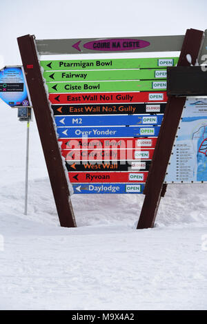 Aviemore, Schottland, Vereinigtes Königreich, 28, März, 2018. Ein Indikator zu verschiedenen läuft auf Cairngorm Mountain Ski Center wie die Osterferien beginnen, © Ken Jack/Alamy leben Nachrichten Stockfoto