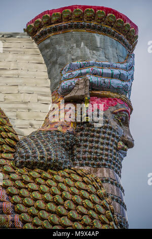 London, Großbritannien. 28. März, 2018. Der unsichtbare Feind sollte nicht existieren, werden die neuesten Kunstwerke für das vierte Sockel am Trafalgar Square, des Künstlers Michael Rakowitz. Es ist, als eine Hommage an "etwas Gutes in den menschlichen Geist" und als Erholung von einer Statue von ISIS im Jahr 2015 zerstört. Die Skulptur, die zeigt einen mythischen geflügelten Tier genannt ein lamassu, ist 4,5 Meter hoch, nahm vier Monate, um zu entwickeln, besteht aus 10.500 leeren Irakischen Datum Sirup Dosen symbolisiert eines der ehemaligen florierende Industrien des Landes durch den Krieg zerstört. Credit: Guy Bell/Alamy leben Nachrichten Stockfoto