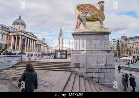 London, Großbritannien. 28. März, 2018. Der unsichtbare Feind sollte nicht existieren, werden die neuesten Kunstwerke für das vierte Sockel am Trafalgar Square, des Künstlers Michael Rakowitz. Es ist, als eine Hommage an "etwas Gutes in den menschlichen Geist" und als Erholung von einer Statue von ISIS im Jahr 2015 zerstört. Die Skulptur, die zeigt einen mythischen geflügelten Tier genannt ein lamassu, ist 4,5 Meter hoch, nahm vier Monate, um zu entwickeln, besteht aus 10.500 leeren Irakischen Datum Sirup Dosen symbolisiert eines der ehemaligen florierende Industrien des Landes durch den Krieg zerstört. Credit: Guy Bell/Alamy leben Nachrichten Stockfoto
