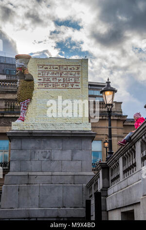 London, Großbritannien. 28. März, 2018. Der unsichtbare Feind sollte nicht existieren, werden die neuesten Kunstwerke für das vierte Sockel am Trafalgar Square, des Künstlers Michael Rakowitz. Es ist, als eine Hommage an "etwas Gutes in den menschlichen Geist" und als Erholung von einer Statue von ISIS im Jahr 2015 zerstört. Die Skulptur, die zeigt einen mythischen geflügelten Tier genannt ein lamassu, ist 4,5 Meter hoch, nahm vier Monate, um zu entwickeln, besteht aus 10.500 leeren Irakischen Datum Sirup Dosen symbolisiert eines der ehemaligen florierende Industrien des Landes durch den Krieg zerstört. Credit: Guy Bell/Alamy leben Nachrichten Stockfoto