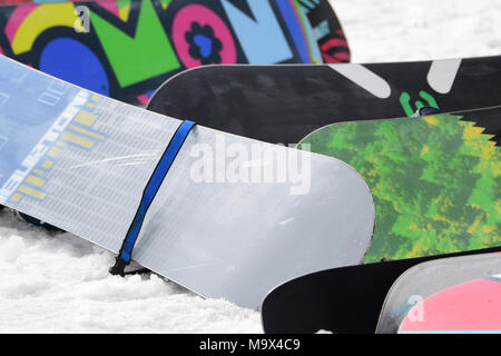 Aviemore, Schottland, Vereinigtes Königreich, 28, März, 2018. Bunte snowboards außerhalb der Ptarmigan Restaurant Cairngorm Mountain Ski Center wird in den Osterferien bekommen, © Ken Jack/Alamy leben Nachrichten Stockfoto