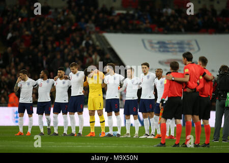 London, Großbritannien. 27. März 2018. England Spieler vor k/o eine Minuten Applaus zu beobachten. Fußball International freundlich, England V Italien im Wembley Stadion in London am Dienstag, 27. März 2018. Redaktion verwenden Sie nur pic von Andrew Obstgarten/Alamy leben Nachrichten Stockfoto