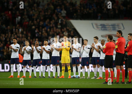 London, Großbritannien. 27. März 2018. England Spieler vor k/o eine Minuten Applaus zu beobachten. Fußball International freundlich, England V Italien im Wembley Stadion in London am Dienstag, 27. März 2018. Redaktion verwenden Sie nur pic von Andrew Obstgarten/Alamy leben Nachrichten Stockfoto
