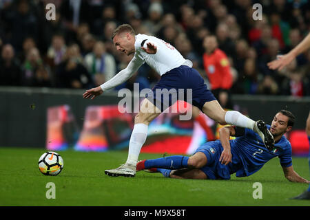 Jamie Vardy von England ist von Mattia De Sciglio von Italien in Angriff genommen. Fußball International freundlich, England V Italien im Wembley Stadion in London am Dienstag, 27. März 2018. Redaktion verwenden Sie nur pic von Andrew Obstgarten/Alamy leben Nachrichten Stockfoto