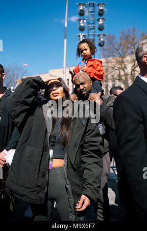 Washington Dc, USA. 24 Mär, 2018. Kim Kardashian, Kanye West, mit Tochter North West teilnehmenden im März für unser Leben. Zehntausende Amerikaner nahmen die Straße auf Washington DC während der ''March für unser Leben'' Demonstration gegen gun Gewalt an Schulen in den Vereinigten Staaten. Credit: Emilee Mcgovern/SOPA Images/ZUMA Draht/Alamy leben Nachrichten Stockfoto