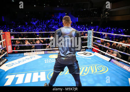 St Davids Hall, Cardiff, Wales, UK. 28. März, 2018. Pubic der Anthony Josua V Joseph Parker Unified Welt Titel kämpfen. Anthony Josua MBE während der öffentlichen Training, mit einem lokalen Boxschule Anthony Josua V Joseph Parker Credit: Huw Fairclough/Alamy leben Nachrichten Stockfoto