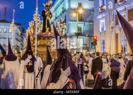 Madrid, Spanien. 28. März, 2018. Prozession der 'los Gitanos" auf den Straßen des Zentrums von Madrid, Spanien. Die Prozession startete aus der Straßen von La Salud nach San Andrés Platz auf den Straßen von Madrid, Spanien Quelle: Alberto Sibaja Ramírez/Alamy leben Nachrichten Stockfoto