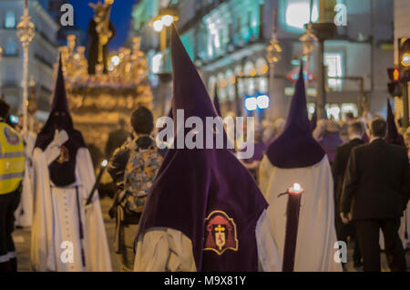 Madrid, Spanien. 28. März, 2018. Die traditionelle Ostern Prozession der Bruderschaft der Zigeuner fand in Madrid statt, die durch die wichtigsten Straßen der Stadt. Credit: Lora Grigorova/Alamy leben Nachrichten Stockfoto