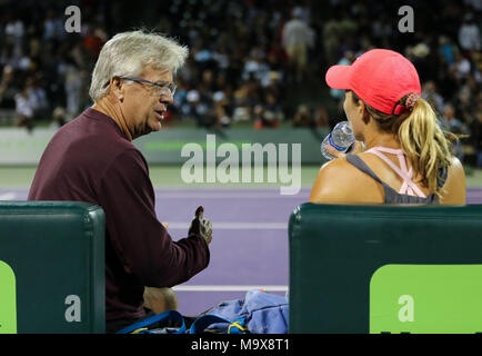 Key Biscayne, Florida, USA. 28. März, 2018. Pat Harrison, Links, Trainer von Danielle Collins der Vereinigten Staaten, Gespräche zu Collins, rechts, während eine Änderung der Seiten im Viertelfinale gegen Venus Williams aus den Vereinigten Staaten im Jahr 2018 Miami öffnen, indem Itaú Professional Tennis Turnier präsentiert, die bei der crandon Park Tennis Center in Key Biscayne, Florida, USA gespielt. Collins gewann 6-2, 6-3. Mario Houben/CSM/Alamy leben Nachrichten Stockfoto