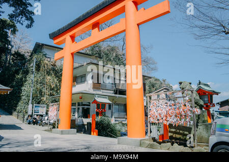 China. 29 Mär, 2018. Enoshima ist eine kleine vorgelagerte Insel, etwa 4 km im Umfang, an der Mündung des Flusses Katase, fließt in die Sagami Bay von der Präfektur Kanagawa, Japan. Administrativ, Enoshima ist Teil des Festland Stadt Fujisawa und ist mit dem gleichnamigen Katase Abschnitt der Stadt durch eine 600 meter lange (2.000 ft) Brücke verbunden. Einige der nächsten Sandstrände nach Tokio und Yokohama, die Insel und den angrenzenden Küste sind die Nabe eines lokalen Resort Area. Credit: SIPA Asien/ZUMA Draht/Alamy leben Nachrichten Stockfoto