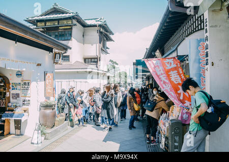China. 29 Mär, 2018. Enoshima ist eine kleine vorgelagerte Insel, etwa 4 km im Umfang, an der Mündung des Flusses Katase, fließt in die Sagami Bay von der Präfektur Kanagawa, Japan. Administrativ, Enoshima ist Teil des Festland Stadt Fujisawa und ist mit dem gleichnamigen Katase Abschnitt der Stadt durch eine 600 meter lange (2.000 ft) Brücke verbunden. Einige der nächsten Sandstrände nach Tokio und Yokohama, die Insel und den angrenzenden Küste sind die Nabe eines lokalen Resort Area. Credit: SIPA Asien/ZUMA Draht/Alamy leben Nachrichten Stockfoto