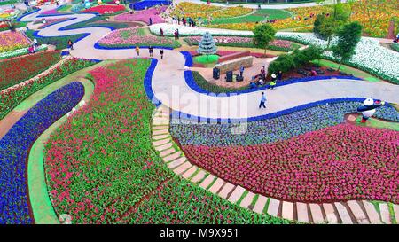 Chengdu, Sichuan Provinz Chinas. 28. März, 2018. Menschen genießen Sie die Landschaft bei einem Garten in Chengdu, der Hauptstadt der Provinz Sichuan im Südwesten Chinas, 28. März 2018. Credit: Du Bingxun/Xinhua/Alamy leben Nachrichten Stockfoto