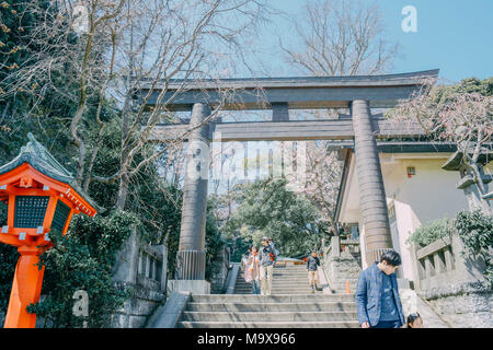 China. 29 Mär, 2018. Enoshima ist eine kleine vorgelagerte Insel, etwa 4 km im Umfang, an der Mündung des Flusses Katase, fließt in die Sagami Bay von der Präfektur Kanagawa, Japan. Administrativ, Enoshima ist Teil des Festland Stadt Fujisawa und ist mit dem gleichnamigen Katase Abschnitt der Stadt durch eine 600 meter lange (2.000 ft) Brücke verbunden. Einige der nächsten Sandstrände nach Tokio und Yokohama, die Insel und den angrenzenden Küste sind die Nabe eines lokalen Resort Area. Credit: SIPA Asien/ZUMA Draht/Alamy leben Nachrichten Stockfoto