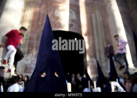 Granada, Granada, Spanien. 28. März, 2018. Büßer von ''Nuestro Padre JesÃºs de las Tres Caidas "Bruderschaft der Heiligen Mittwoch Prozession in Granada gesehen. Jedes Jahr tausende von Christen Gläubigen feiert die Heilige Woche in der Osterzeit mit der Kreuzigung und Auferstehung von Jesus Christus. Credit: Carlos Gil/SOPA Images/ZUMA Draht/Alamy leben Nachrichten Stockfoto