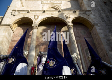 Granada, Granada, Spanien. 28. März, 2018. Büßer von ''Nuestro Padre Jesus de las Tres Caidas'' die Teilnahme an Heiligen Mittwoch Prozession in Granada. Jedes Jahr tausende von Christen Gläubige die heilige Woche von Ostern feiert mit der Kreuzigung und der Auferstehung Jesu Christi. Credit: Carlos Gil/SOPA Images/ZUMA Draht/Alamy leben Nachrichten Stockfoto