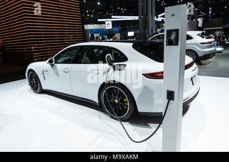 New York, USA. 28. März, 2018. Porsche Panamera Turbo S E-Hybrid-SUV auf Anzeige an 2018 New York International Auto Show" im Jacob Javits Center Credit: Lev radin/Alamy leben Nachrichten Stockfoto