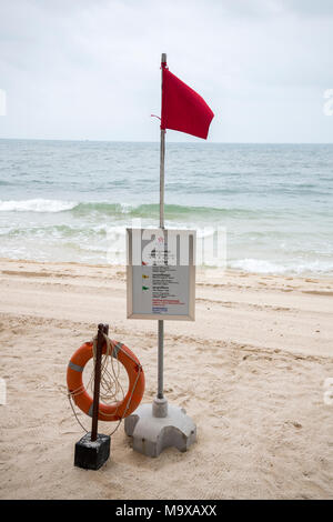 Sihanoukville, Kambodscha, 29 Mär, 2018. Bewölkt Morgen und den Tag an der Küste von Sihanouk mit roter Flagge am Strand Credit: David GABIS/Alamy leben Nachrichten Stockfoto