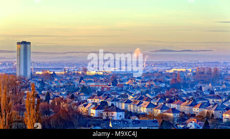 Glasgow, Schottland, UK, 29. März 2018. UK Wetter: Einfrieren von morgen mit Nebel und Dunst verursacht einen spektakulären Sonnenaufgang und Nebel malerischen Start über die Stadt. Holz und windfarm auf Eaglesham moor Inseln im Meer der Nebel über Knightswood, Scotstoun im Norden mit Clydeside im Süden der Stadt werden mit den Vororten von neilston Barhead über den Süden der Stadt Gerard Fähre / Alamy news Credit: Gerard Fähre / alamy Leben Nachrichten Stockfoto